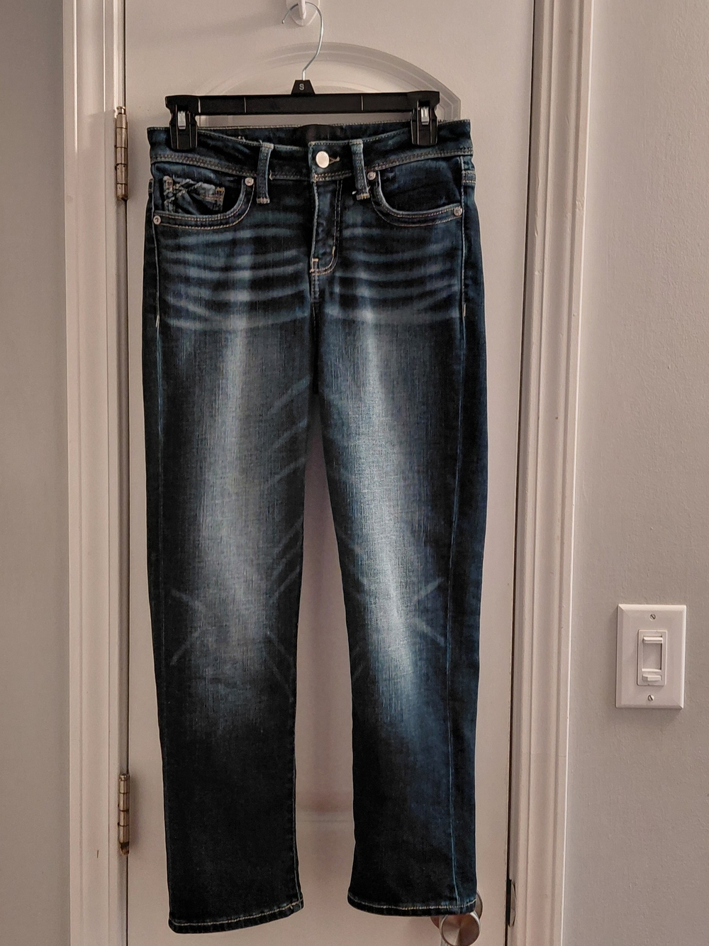 Buckle Women Straight Leg (Curvy) Jeans in Dark Wash Blue